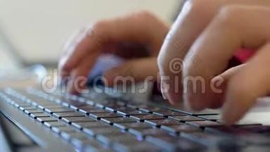 手在键盘上打字。 手在笔记本电脑键盘上打字。 劳动力背景。 干手提电脑的女人